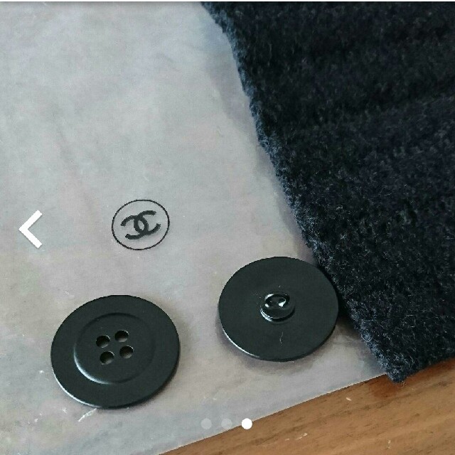 CHANEL(シャネル)のシャネル ボタン 未使用 2つセット 共布付き ハンドメイドの素材/材料(各種パーツ)の商品写真