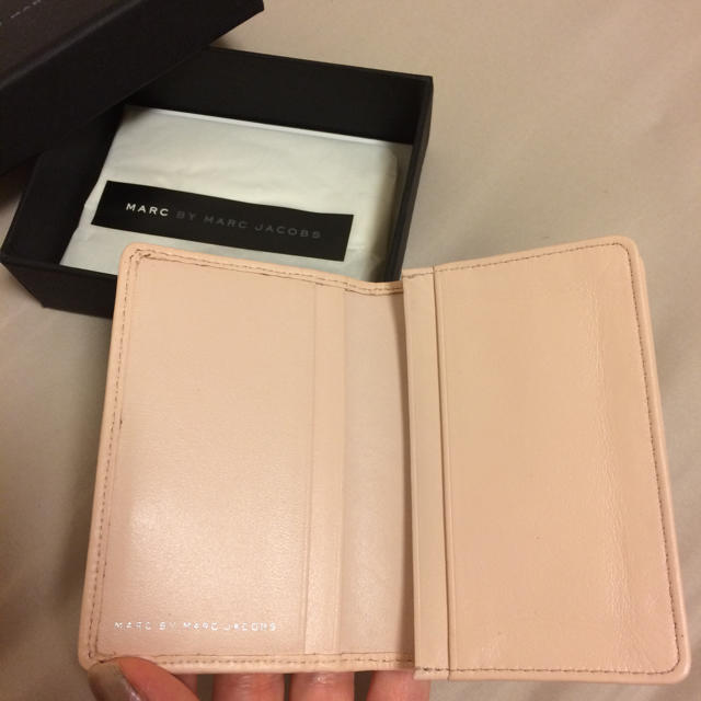 MARC BY MARC JACOBS(マークバイマークジェイコブス)の名刺入れ 新品 レディースのファッション小物(名刺入れ/定期入れ)の商品写真