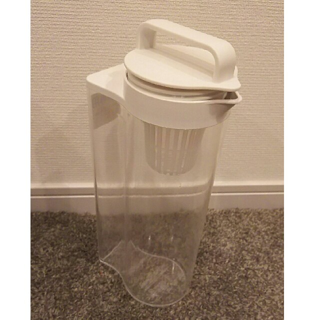 MUJI (無印良品)(ムジルシリョウヒン)の無印 アクリル冷水筒 2L インテリア/住まい/日用品のキッチン/食器(容器)の商品写真