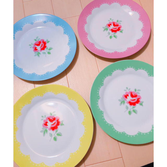 Cath Kidston(キャスキッドソン)のCath kidstonプレート皿4色セット インテリア/住まい/日用品のキッチン/食器(食器)の商品写真