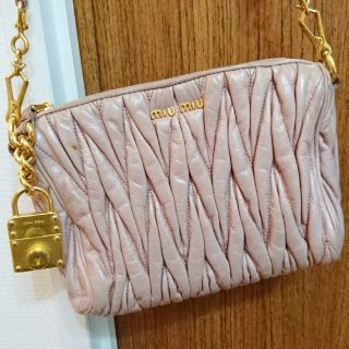 ミュウミュウ(miumiu)のmiu miu マトラッセ バッグ(ハンドバッグ)