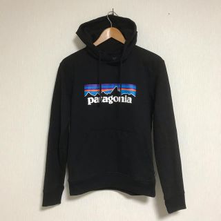 パタゴニア(patagonia)の【新品未使用】メンズ・P-6ロゴ・アップライザル・フーディ XSサイズ(パーカー)