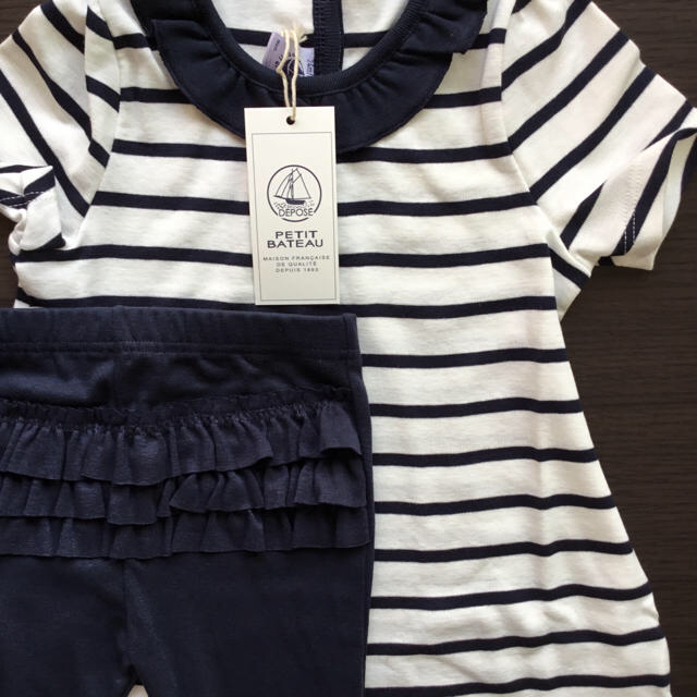 PETIT BATEAU(プチバトー)の【新品】プチバトー マリニエールワンピース &カルソンセット キッズ/ベビー/マタニティのベビー服(~85cm)(ワンピース)の商品写真