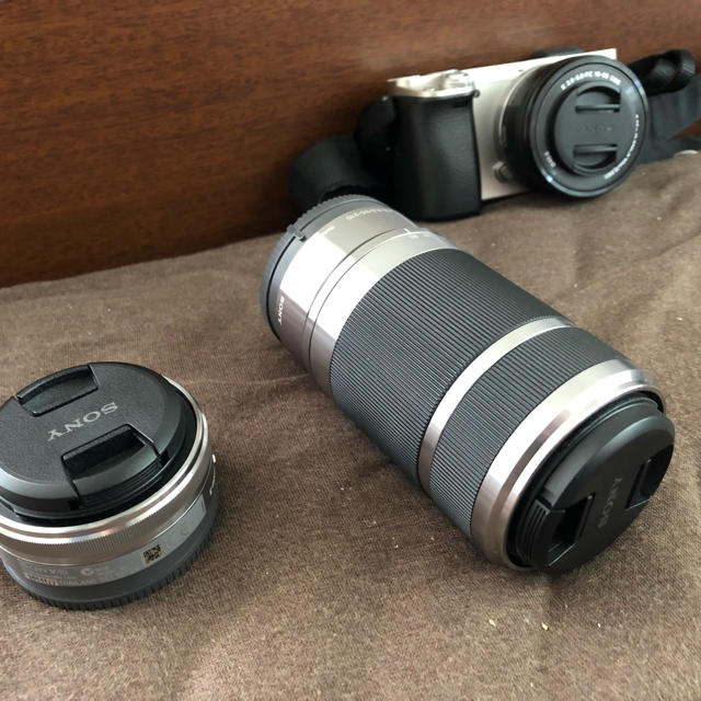 SONY(ソニー)のα6000、ダブルズームキッドレンズ、広角単焦点レンズ、付属品多数 スマホ/家電/カメラのカメラ(ミラーレス一眼)の商品写真