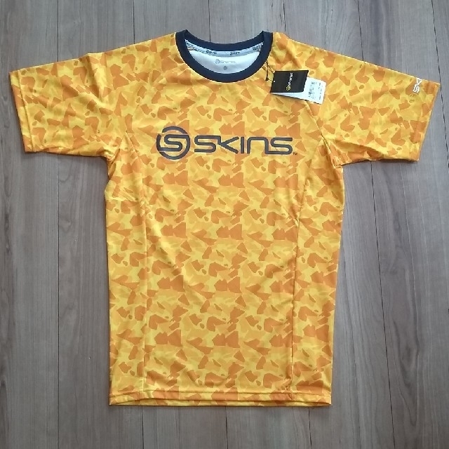 SKINS(スキンズ)のSKINS　スキンズ　Tシャツ スポーツ/アウトドアのランニング(ウェア)の商品写真