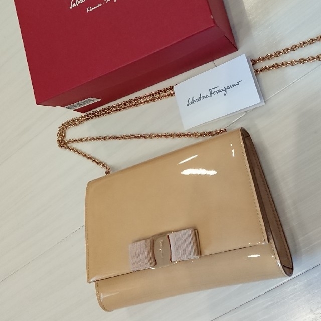 Salvatore Ferragamo(サルヴァトーレフェラガモ)の未使用 Salvatore ferragamo チェーンバッグ ベージュ レディースのバッグ(ショルダーバッグ)の商品写真