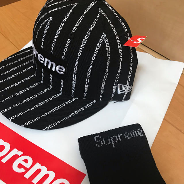 Supreme(シュプリーム)のシュプリーム ニューエラ キャップ ソックス セット  メンズの帽子(キャップ)の商品写真