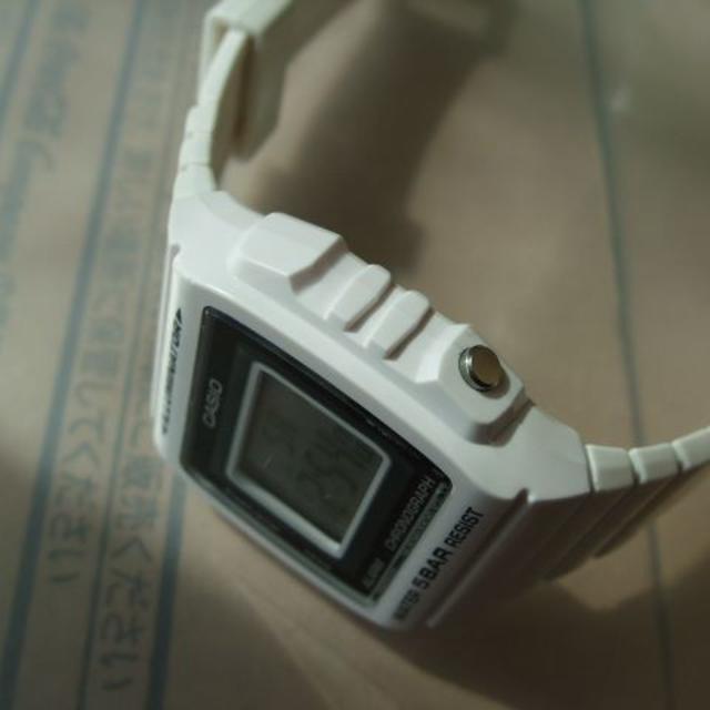 CASIO(カシオ)の鮮烈なホワイトのチプカシ メンズの時計(腕時計(デジタル))の商品写真