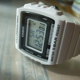 カシオ(CASIO)の鮮烈なホワイトのチプカシ(腕時計(デジタル))