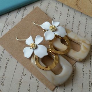 樹脂ピアス　FLOWER＆GOLD (ピアス)