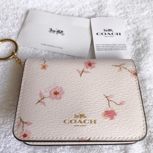 COACH(コーチ)の新品COACH キーリング付きパスケース 花柄ホワイト レディースのファッション小物(名刺入れ/定期入れ)の商品写真