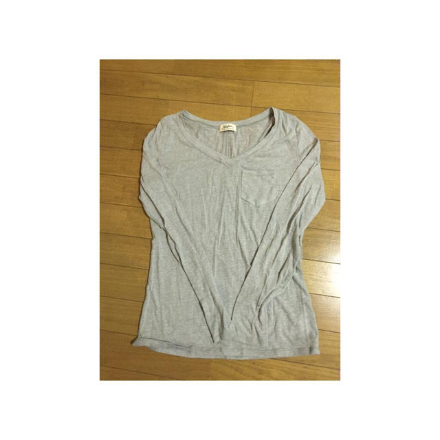 AZUL by moussy(アズールバイマウジー)のVネックTシャツ レディースのトップス(Tシャツ(長袖/七分))の商品写真