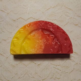 ラッシュ(LUSH)のLUSH ソープ 「ザ ノース ポーラー ベア ソープ レッド&イエロー」(ボディソープ/石鹸)