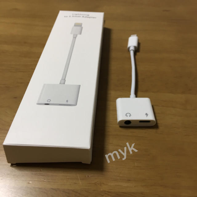 値下げ！iPhoneライトニング＋3.5mm変換アダプタ2in1 イヤホン 充電 スマホ/家電/カメラのスマホアクセサリー(ストラップ/イヤホンジャック)の商品写真