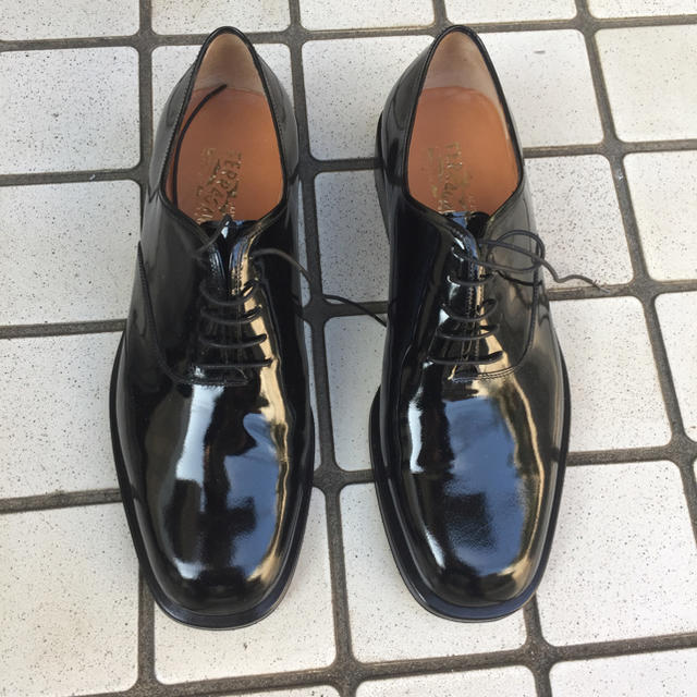 men´s 靴 10.5 フェラガモ 黒 エナメル 新品状態のサムネイル