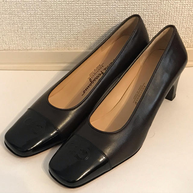 Salvatore Ferragamo(サルヴァトーレフェラガモ)のガンチーニ パンプス スクエアトゥ パテント レザー 茶色 黒 サイズ7C レディースの靴/シューズ(ハイヒール/パンプス)の商品写真