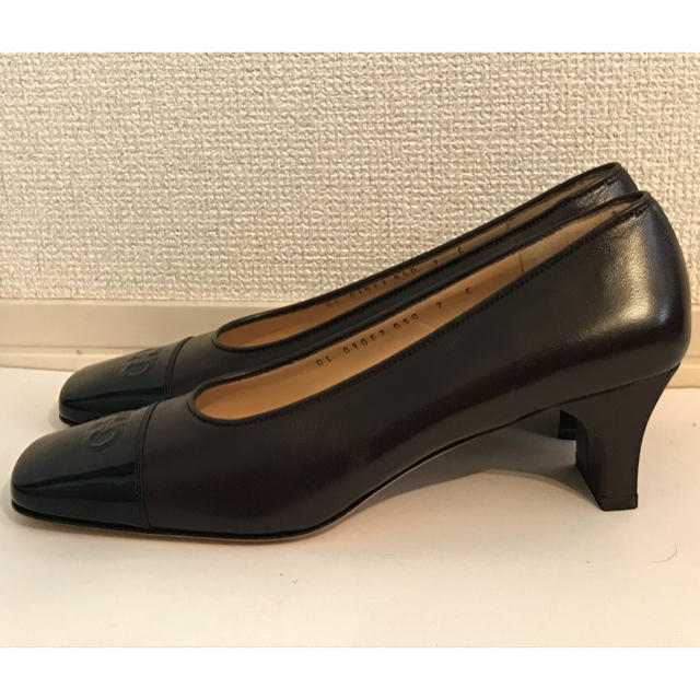 Salvatore Ferragamo(サルヴァトーレフェラガモ)のガンチーニ パンプス スクエアトゥ パテント レザー 茶色 黒 サイズ7C レディースの靴/シューズ(ハイヒール/パンプス)の商品写真