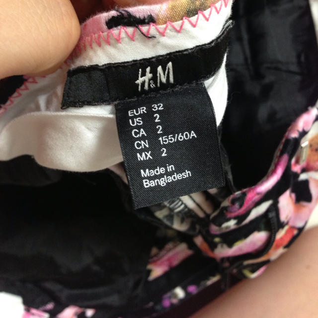 H&M(エイチアンドエム)の＊H&M 花柄パンツ レディースのパンツ(カジュアルパンツ)の商品写真