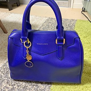 チャールズアンドキース(Charles and Keith)のCHARLES&KEITH チャーム付きバッグ(ハンドバッグ)