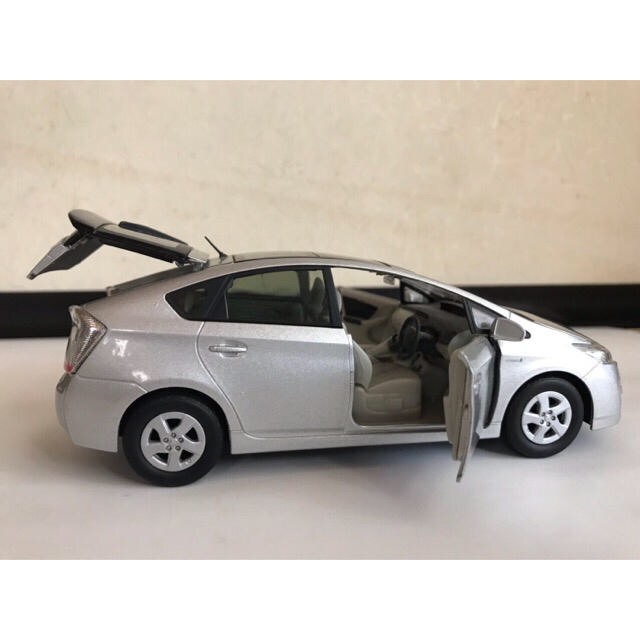 トヨタ(トヨタ)のTOYOTAプリウス模型（非売品） エンタメ/ホビーのおもちゃ/ぬいぐるみ(模型/プラモデル)の商品写真