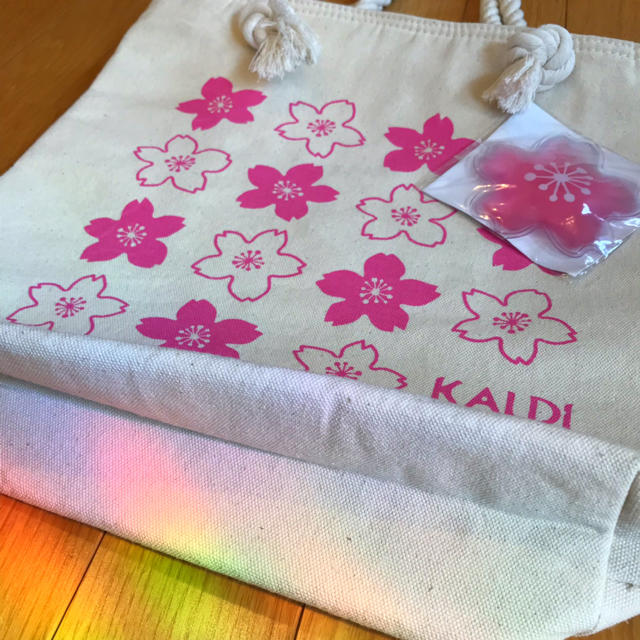 KALDI(カルディ)のカルディ★2019年さくら 保冷トートバッグ 保冷剤付き 新作 桜 KALDI レディースのバッグ(トートバッグ)の商品写真