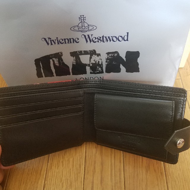 Vivienne Westwood(ヴィヴィアンウエストウッド)のヴィヴィアンウエストウッド　ボタン付き2つ折り財布 メンズのファッション小物(折り財布)の商品写真