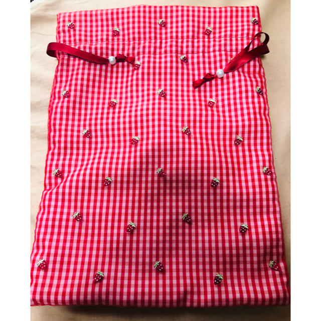 Maison de FLEUR(メゾンドフルール)のメゾンドフルール いちご刺繍L巾着 レディースのファッション小物(ポーチ)の商品写真