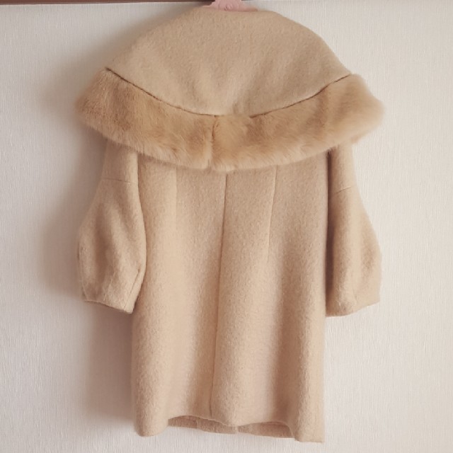 Lily Brown(リリーブラウン)のlily brown ビジューボタンファーカラーコート レディースのジャケット/アウター(毛皮/ファーコート)の商品写真