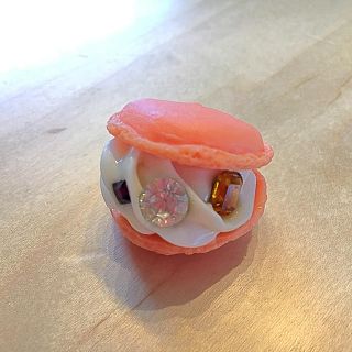 キューポット(Q-pot.)のQ-pot  サーモンピンクマカロン 未使用  美品 チャームのみ 春の装いに☆(チャーム)