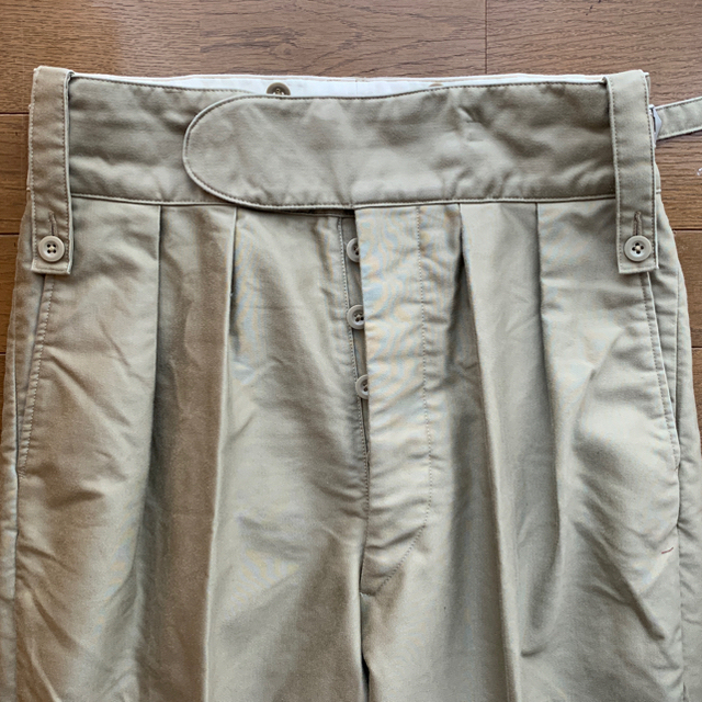 COMOLI(コモリ)のneat moleskin beltless beige メンズのパンツ(スラックス)の商品写真