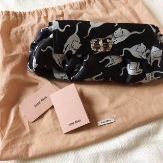 ミュウミュウ(miumiu)のmiumiuねこ柄ビジュークラッチバッグ(クラッチバッグ)