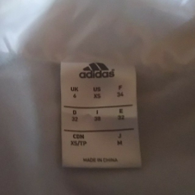 adidas(アディダス)のadidasウィンドブレーカー レディースのジャケット/アウター(ナイロンジャケット)の商品写真