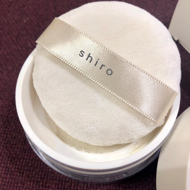 shiro(シロ)のshiroほぼ新品フェイスパウダー コスメ/美容のベースメイク/化粧品(フェイスパウダー)の商品写真