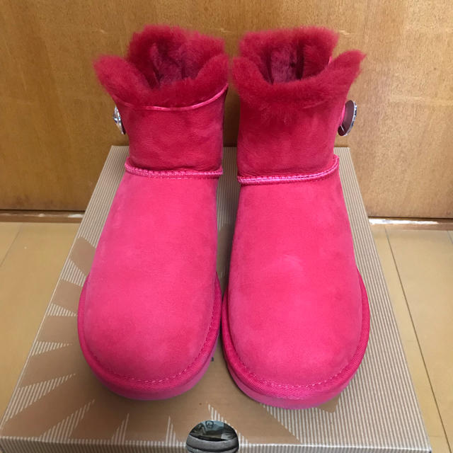 ★UGG★ ベイリーボタン RED ムートンブーツ レディースの靴/シューズ(ブーツ)の商品写真