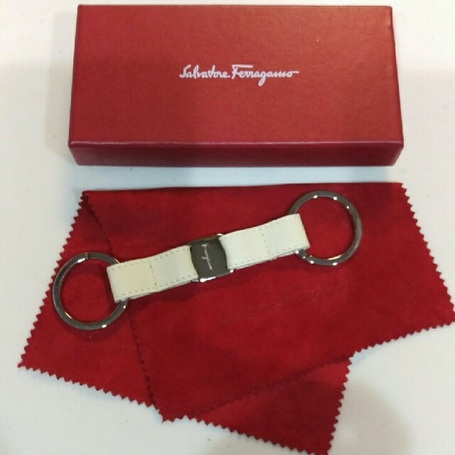 Salvatore Ferragamo(サルヴァトーレフェラガモ)の新品 Salvatore Ferragamoフェラガモ キーホルダー リング レディースのファッション小物(キーホルダー)の商品写真