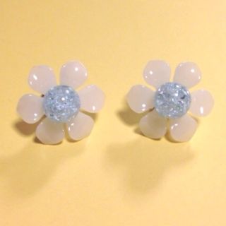 ハンドメイド♡ホワイトブルーデイジー(イヤリング)