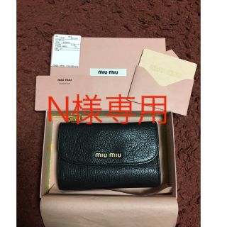 ミュウミュウ(miumiu)のmiumiu 二つ折り財布 黒×ゴールド(財布)