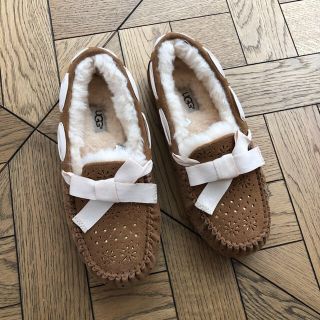 アグ(UGG)のUGG シューズ リボン ベージュ(スリッポン/モカシン)