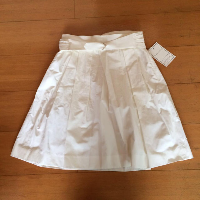 TOMORROWLAND(トゥモローランド)のマカフィーホワイトタフタスカート レディースのスカート(ひざ丈スカート)の商品写真