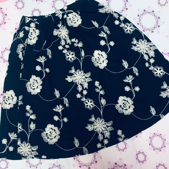 Solberry(ソルベリー)のソウルベリー 花柄刺繍 スカート ネイビー レディースのスカート(ひざ丈スカート)の商品写真