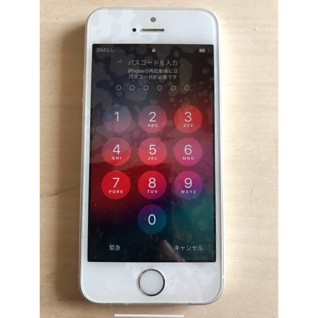 Apple(アップル)のiPhone SE Silver 64 GB au  スマホ/家電/カメラのスマートフォン/携帯電話(スマートフォン本体)の商品写真