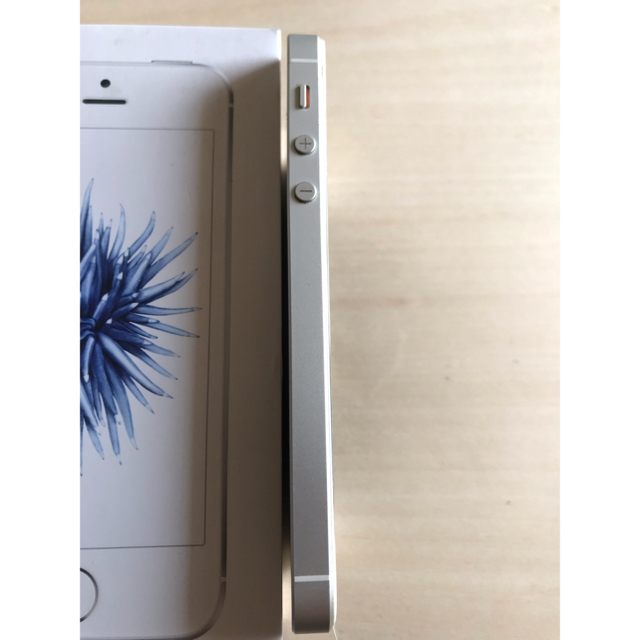 Apple(アップル)のiPhone SE Silver 64 GB au  スマホ/家電/カメラのスマートフォン/携帯電話(スマートフォン本体)の商品写真