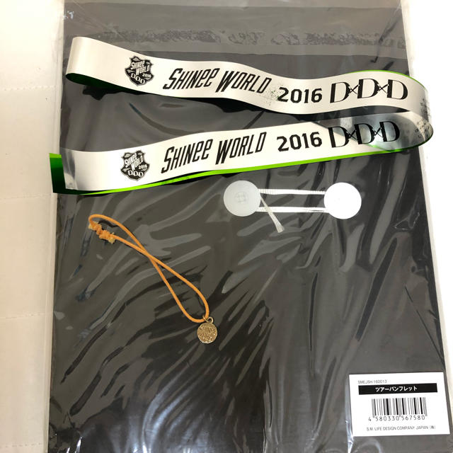 SHINee(シャイニー)のSHINee WORLD 2016 D×D×D パンフレット エンタメ/ホビーのタレントグッズ(アイドルグッズ)の商品写真