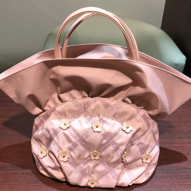 M'S GRACY(エムズグレイシー)のほぼ未使用 エムズグレイシー ハンドバッグ ナイロン×レザー ピンク 花柄 レディースのバッグ(ハンドバッグ)の商品写真