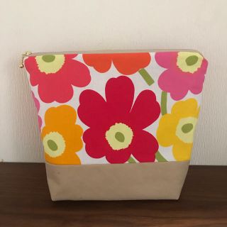 マリメッコ(marimekko)のマリメッコミニウニッコ で作成しました大きなポーチです(ポーチ)