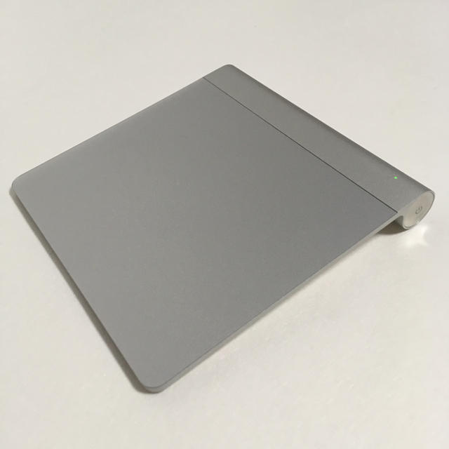 Apple(アップル)のApple Magic Trackpad 単三電池２本付き スマホ/家電/カメラのPC/タブレット(PC周辺機器)の商品写真