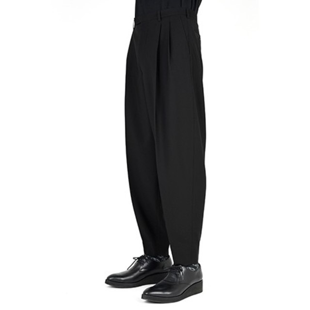 LAD MUSICIAN(ラッドミュージシャン)の2TUCK TAPERED WIDE SLACKS メンズのパンツ(スラックス)の商品写真