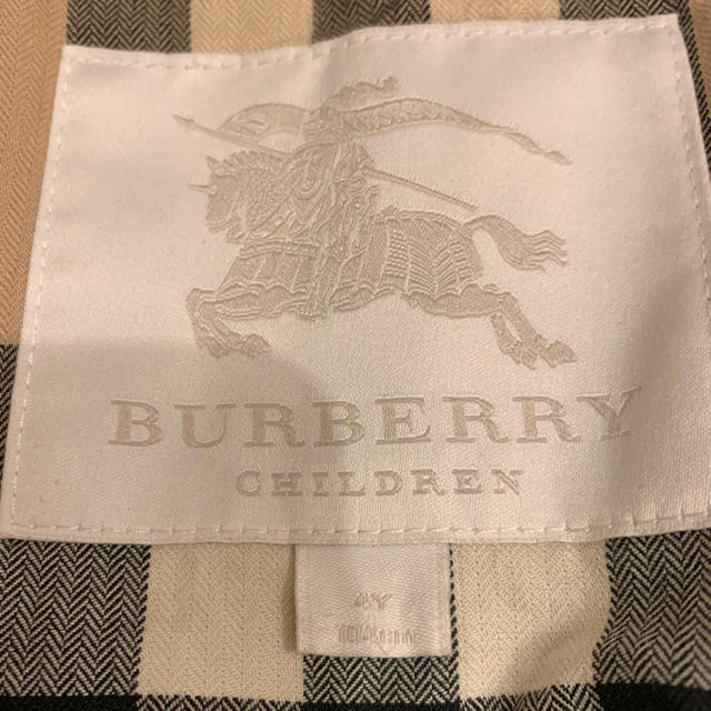 BURBERRY(バーバリー)の８日金曜日まで掲載 バーバリー ４Ｙ 106cm 記名あとタグに塗り潰しあり キッズ/ベビー/マタニティのキッズ服男の子用(90cm~)(ジャケット/上着)の商品写真