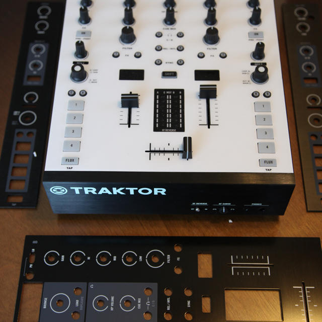 美品　TRAKTOR KONTROL Z2 楽器のDJ機器(DJコントローラー)の商品写真