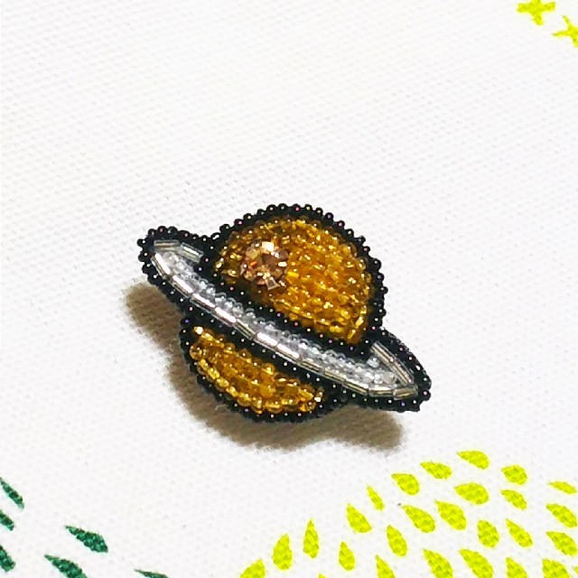 小林モー子 土星PIN アンティークビーズ ピンバッチ 刺繍の通販 by